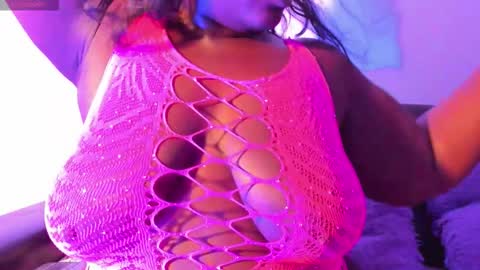 Snapshot of kaiavalentinee chatting on 10.05.25 Kai online show from 10.05.25