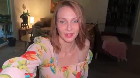 Snapshot of kaileeshy chatting on 06.20.26 Kailee Smile online show from 06.20.26