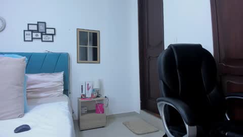 Snapshot of kam_lopez chatting on 11.18.25 Kamilalopez online show from 11.18.25