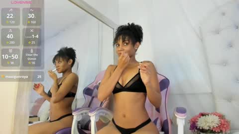 Snapshot of kamila_arias chatting on 12.19.24 online show from 12.19.24