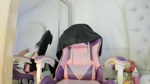 Snapshot of kamila_arias chatting on 12.23.24 online show from 12.23.24