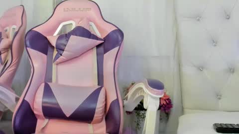 Snapshot of kamila_arias chatting on 02.19.25 online show from 02.19.25