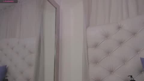 Snapshot of kamila_arias chatting on 10.17.25 online show from 10.17.25