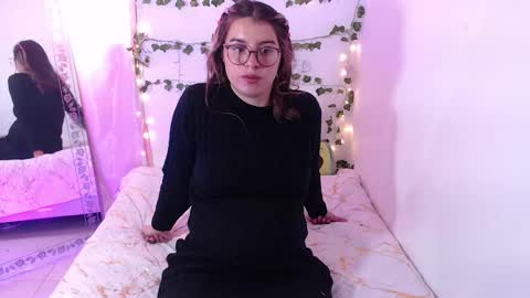 Snapshot of kamilew chatting on 10.03.25 kamilew online show from 10.03.25