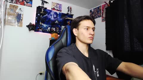 Snapshot of kanekixxxhot chatting on 10.11.25 andres online show from 10.11.25