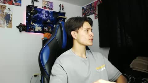 Snapshot of kanekixxxhot chatting on 10.21.25 andres online show from 10.21.25