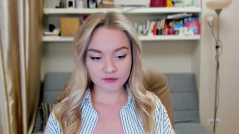 Snapshot of kara_smith_ chatting on 10.05.25 Kara. Off from 15th till 24th of December online show from 10.05.25