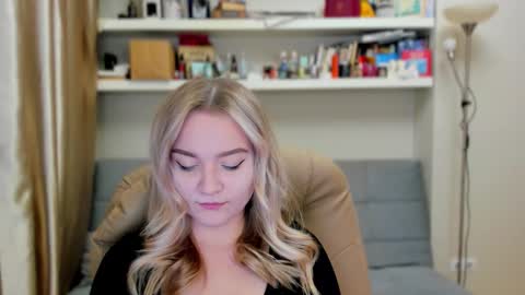 Snapshot of kara_smith_ chatting on 10.08.25 Kara. Off from 15th till 24th of December online show from 10.08.25