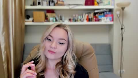 Snapshot of kara_smith_ chatting on 10.09.25 Kara. Off from 15th till 24th of December online show from 10.09.25