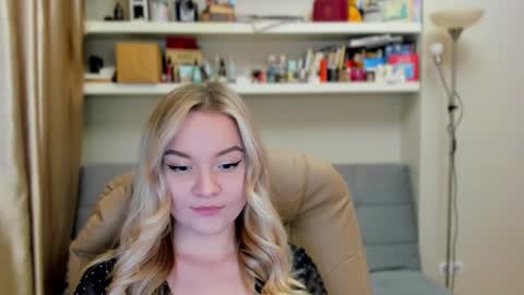 Snapshot of kara_smith_ chatting on 10.10.25 Kara. Off from 15th till 24th of December online show from 10.10.25