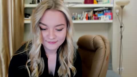 Snapshot of kara_smith_ chatting on 10.11.25 Kara. Off from 15th till 24th of December online show from 10.11.25