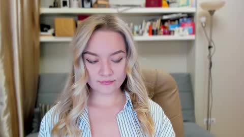 Snapshot of kara_smith_ chatting on 10.12.25 Kara. Off from 15th till 24th of December online show from 10.12.25