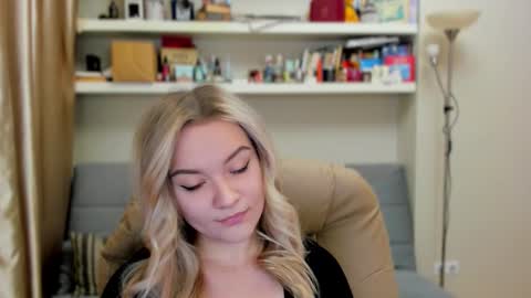 Snapshot of kara_smith_ chatting on 10.18.25 Kara. Off from 15th till 24th of December online show from 10.18.25