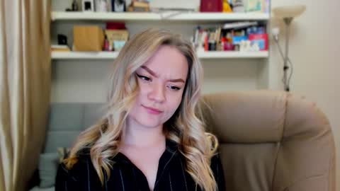 Snapshot of kara_smith_ chatting on 11.14.25 Kara. Off from 15th till 24th of December online show from 11.14.25