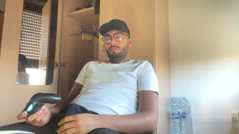 karim03larbi online show from 01.12.25