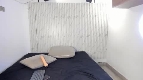 Snapshot of karinaaurora1 chatting on 10.29.25 karinaaurora1 online show from 10.29.25