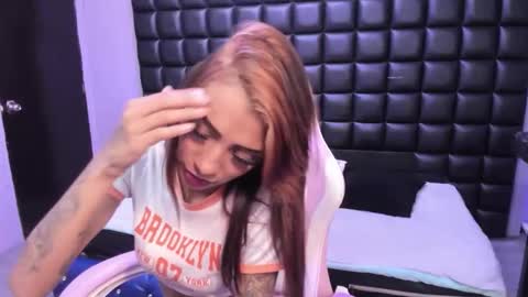 Snapshot of karlaslutskinny__ chatting on 11.21.25 karlaslutskinny__ online show from 11.21.25