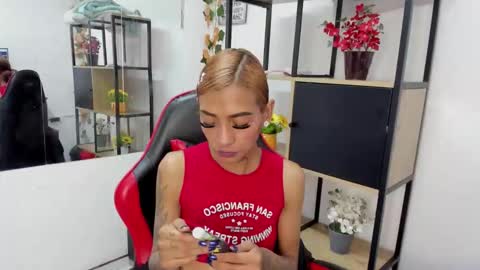 Snapshot of karlaslutskinny__ chatting on 12.17.25 karlaslutskinny__ online show from 12.17.25