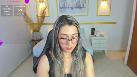 karlyy_ online show from 11.21.25