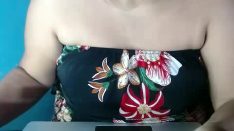 Snapshot of karolbb chatting on 10.28.25 karolbb online show from 10.28.25