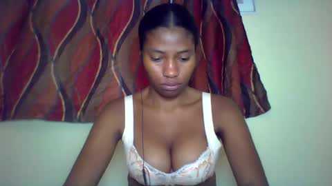Snapshot of karoliee chatting on 06.18.26 karoliee online show from 06.18.26