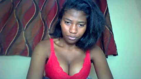 Snapshot of karoliee chatting on 06.25.26 karoliee online show from 06.25.26