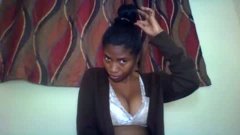 Snapshot of karoliee chatting on 07.13.26 karoliee online show from 07.13.26