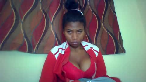 Snapshot of karoliee chatting on 07.20.26 karoliee online show from 07.20.26