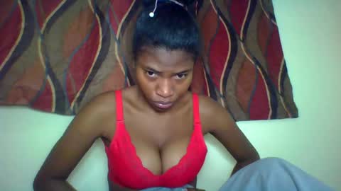 Snapshot of karoliee chatting on 07.20.26 karoliee online show from 07.20.26
