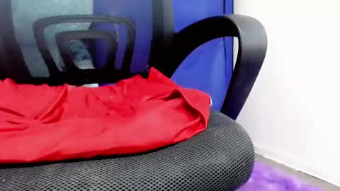 Snapshot of karoll_scoott chatting on 02.04.25 karol online show from 02.04.25