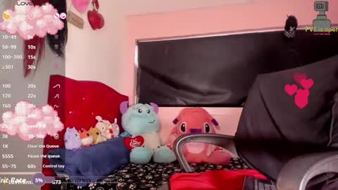 Snapshot of karoll_scoott chatting on 11.08.25 karol online show from 11.08.25