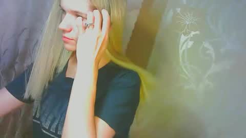 Snapshot of karolynafox chatting on 09.10.25 Caroline Fox online show from 09.10.25