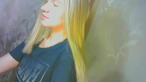 Snapshot of karolynafox chatting on 09.13.25 Caroline Fox online show from 09.13.25