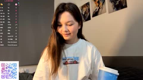 Snapshot of kassandrataulbee chatting on 10.05.25 Kira online show from 10.05.25