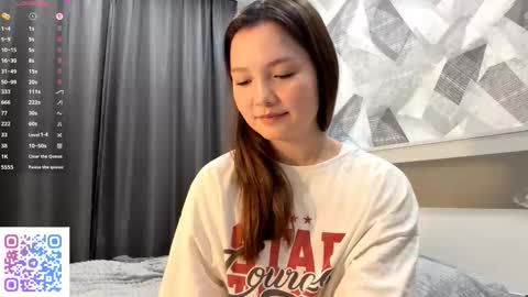 Snapshot of kassandrataulbee chatting on 10.17.25 Kira online show from 10.17.25