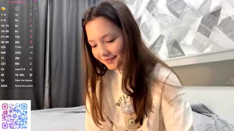 Snapshot of kassandrataulbee chatting on 10.19.25 Kira online show from 10.19.25