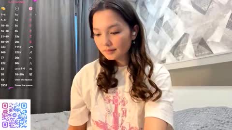 Snapshot of kassandrataulbee chatting on 10.21.25 Kira online show from 10.21.25