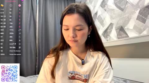 Snapshot of kassandrataulbee chatting on 10.29.25 Kira online show from 10.29.25