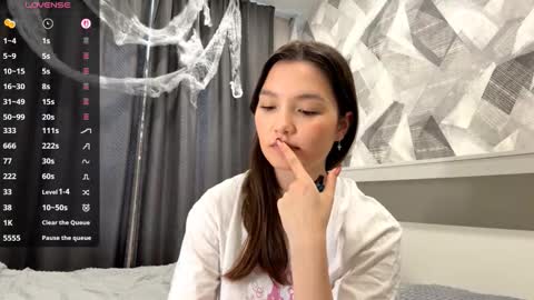 Snapshot of kassandrataulbee chatting on 11.01.25 Kira online show from 11.01.25