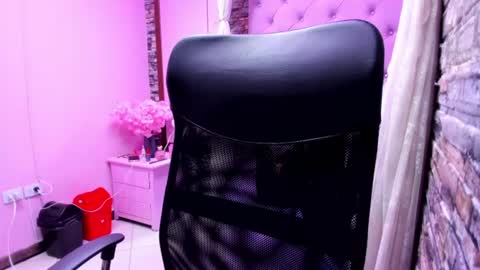 Snapshot of kassy_stone chatting on 06.18.26 kassy Stone online show from 06.18.26