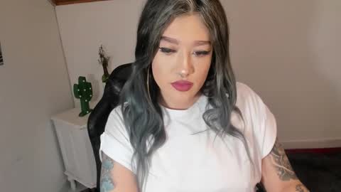 Snapshot of kat_apple chatting on 10.08.25 Alicia online show from 10.08.25