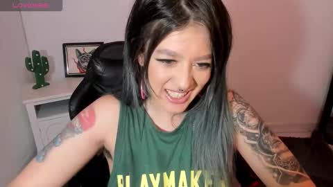 Snapshot of kat_apple chatting on 10.25.25 Alicia online show from 10.25.25