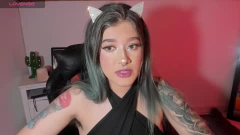 Snapshot of kat_apple chatting on 11.03.25 Alicia online show from 11.03.25