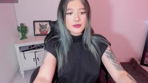 Snapshot of kat_apple chatting on 11.04.25 Alicia online show from 11.04.25