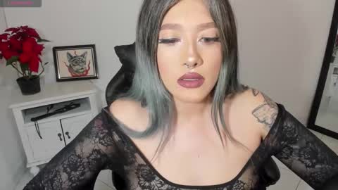 Snapshot of kat_apple chatting on 11.18.25 Alicia online show from 11.18.25