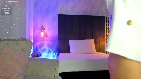 Snapshot of kataliina_18 chatting on 01.11.25 Kat online show from 01.11.25