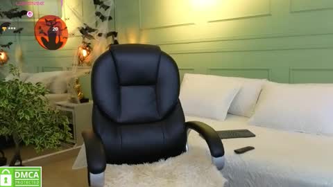 Snapshot of kataliina_18 chatting on 10.16.25 Kat online show from 10.16.25