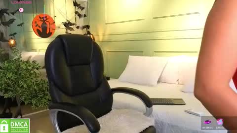 Snapshot of kataliina_18 chatting on 10.17.25 Kat online show from 10.17.25