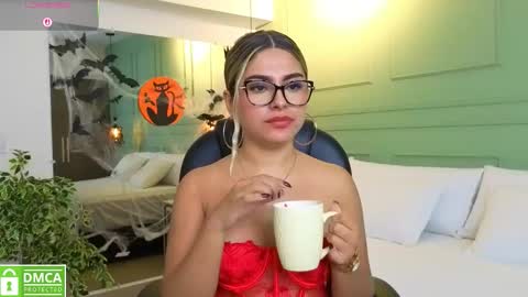 Snapshot of kataliina_18 chatting on 10.22.25 Kat online show from 10.22.25