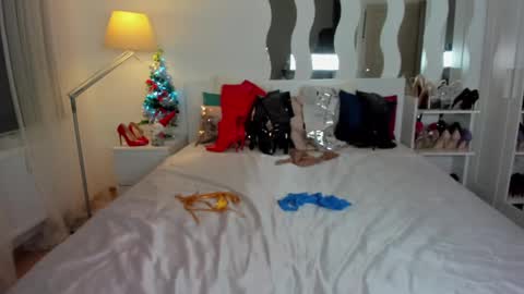 kate_redgar online show from 12.17.24